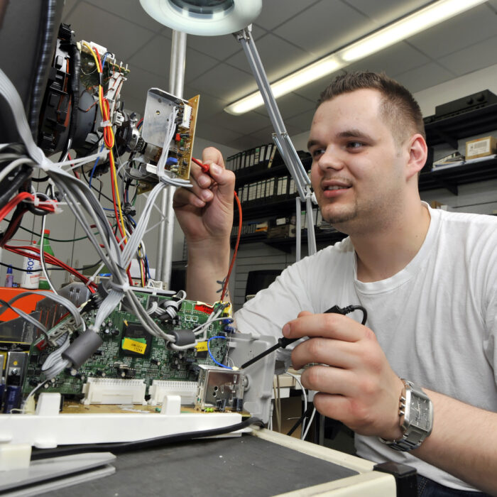 Fernsehtechniker-Gehalt-Ausbildung-Studium